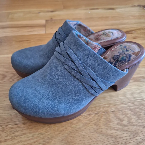 BOC BORN CONCEPT Clogs Womens Sz 8M Gray Faux Suede Block Heel Shoes Western - Picture 1 of 10